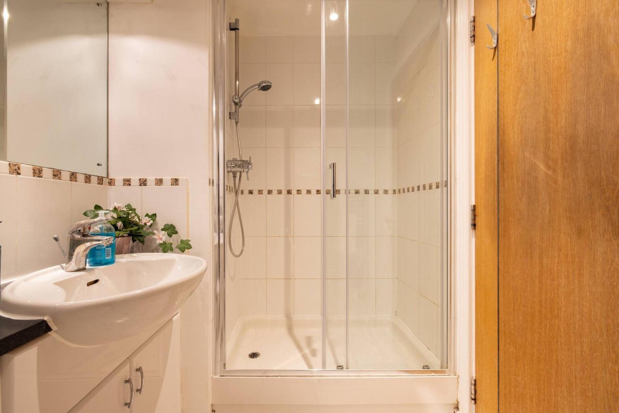 Wild Roses Service Apartments - East India 런던 외부 사진