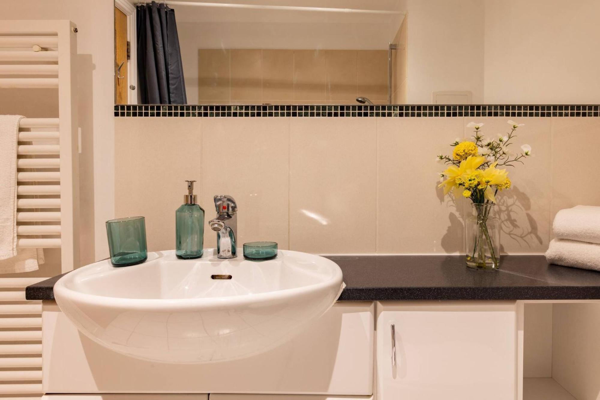Wild Roses Service Apartments - East India 런던 외부 사진