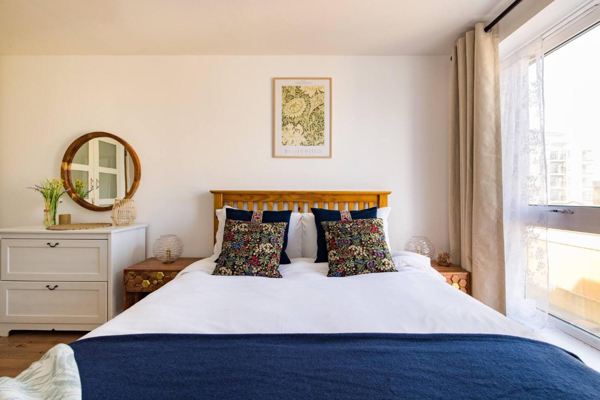 Wild Roses Service Apartments - East India 런던 외부 사진