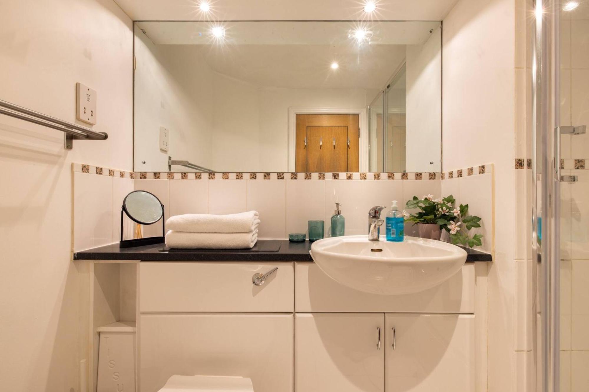 Wild Roses Service Apartments - East India 런던 외부 사진