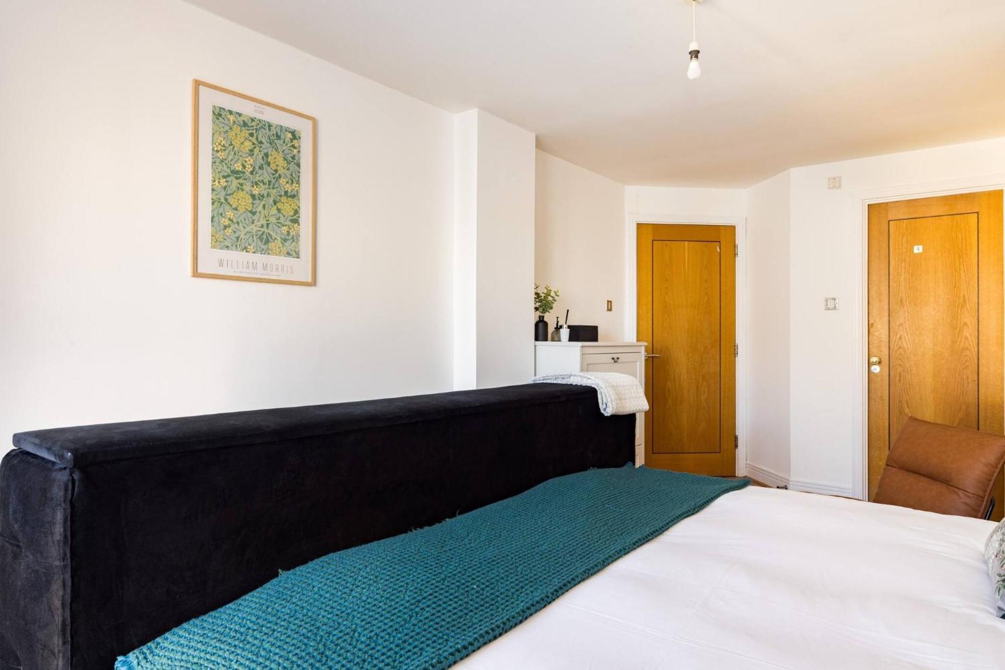 Wild Roses Service Apartments - East India 런던 외부 사진