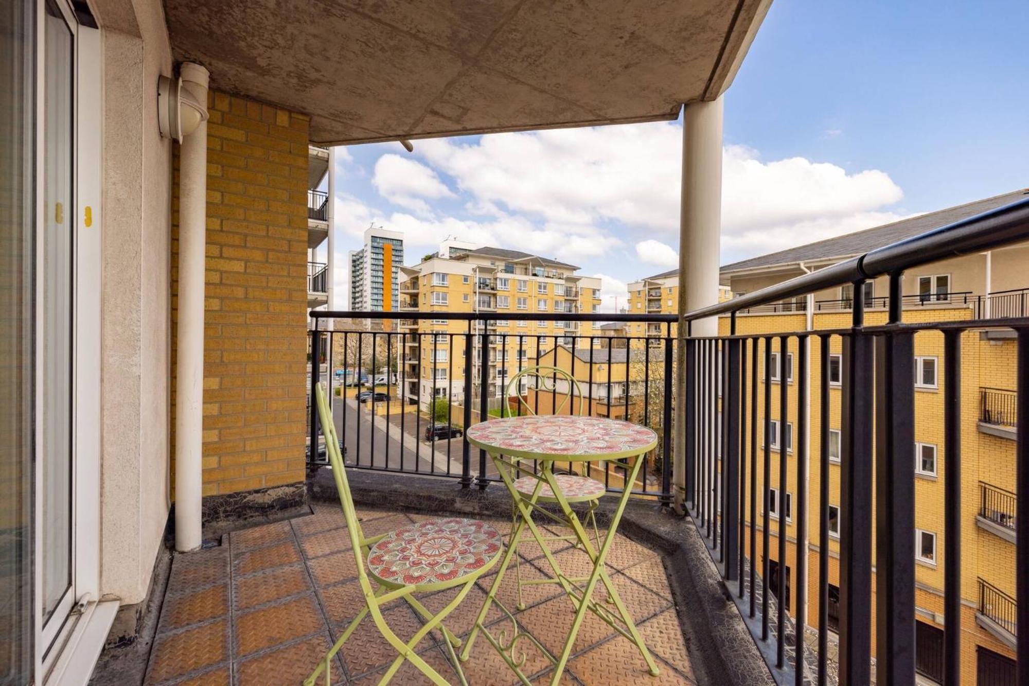 Wild Roses Service Apartments - East India 런던 외부 사진