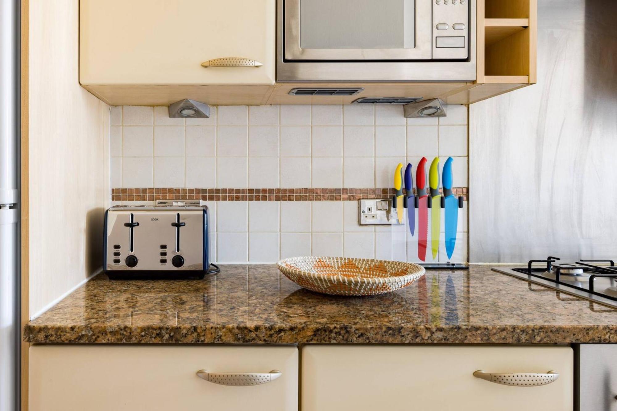 Wild Roses Service Apartments - East India 런던 외부 사진