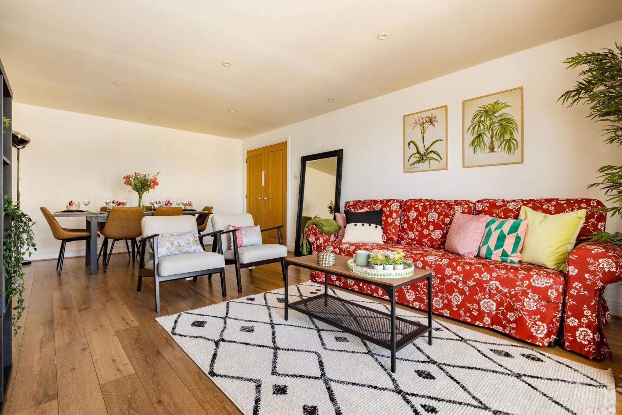 Wild Roses Service Apartments - East India 런던 외부 사진