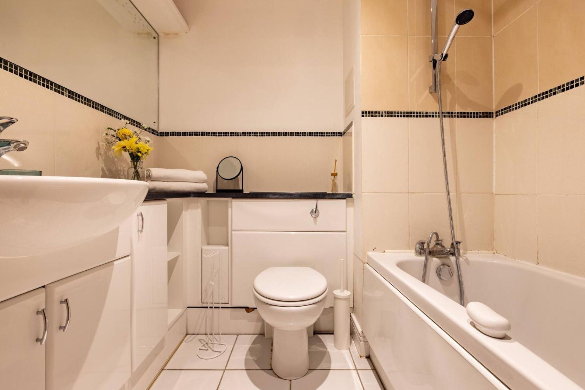 Wild Roses Service Apartments - East India 런던 외부 사진